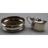 Daniel and John Wellby, a Victorian silver lidded mustard of navette form with scroll handle,