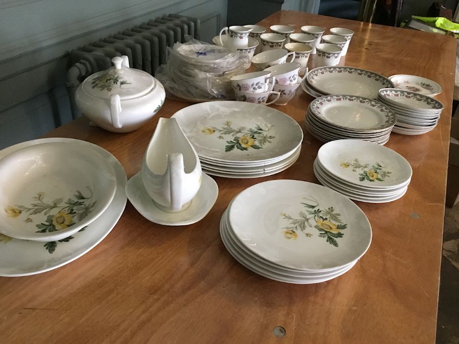 Wedgwood dinner wares "Golden Glory" pattern to include 6 dinner plates D 27cms, 5 salad plates D - Image 2 of 5