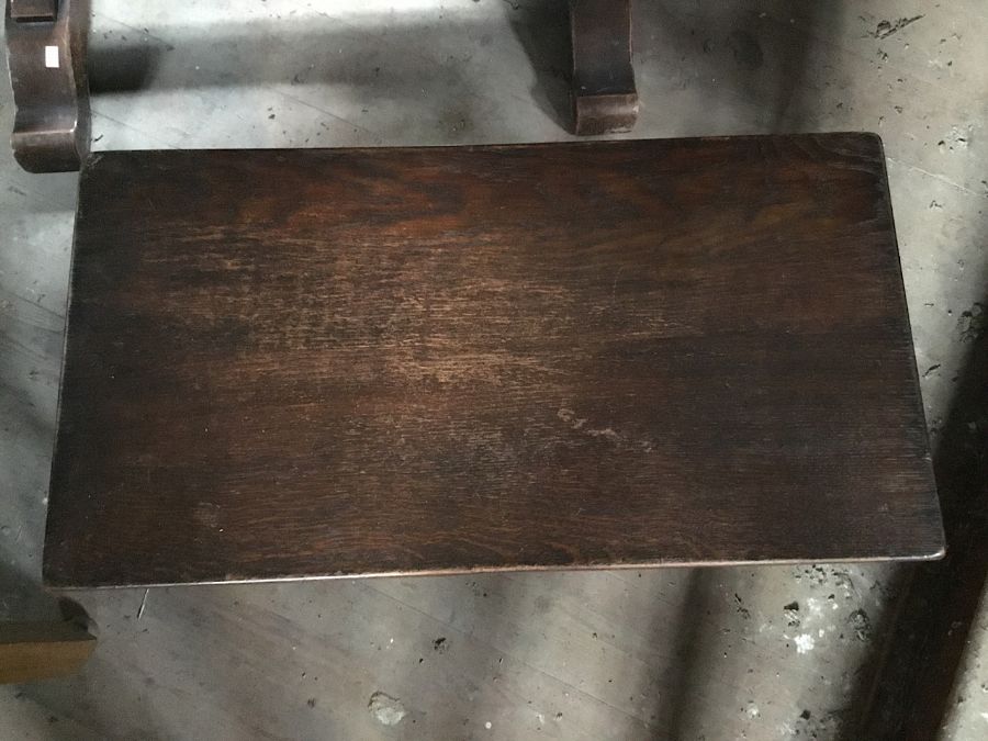 An oak coffee table, H 38 cms, L 76 cms, W 40 cms - Bild 2 aus 3