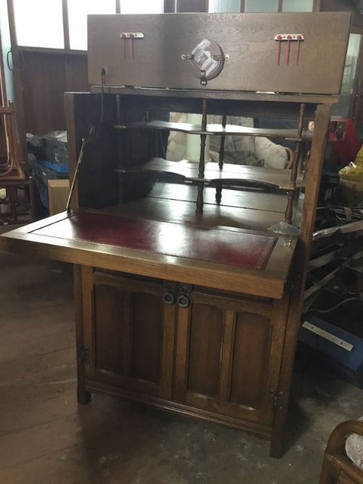 An Old Charm oak drinks cabinet, 3 panels of linenfold to upper hand which pulls open to reveal - Image 2 of 4