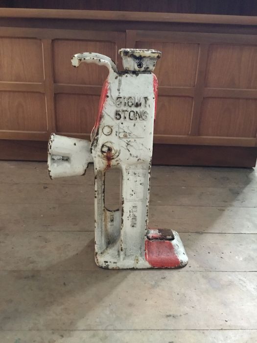 A Duff Barrett 5 ton toe lift jack, double jacking sockets, H 41 cms , been repainted.