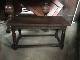 An oak coffee table, H 38 cms, L 76 cms, W 40 cms