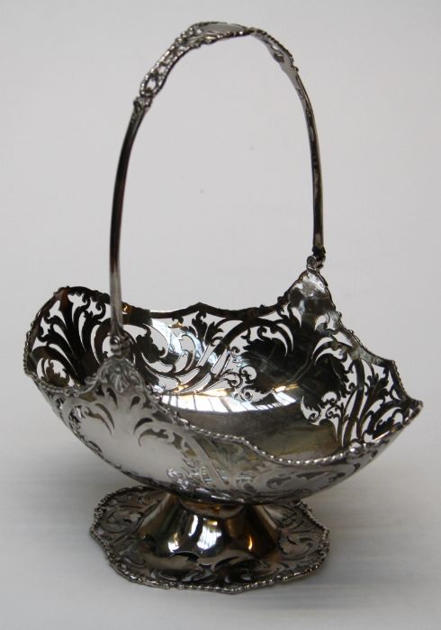 A George III style silver swing handled cake basket, London 1925, w21cm 13oz