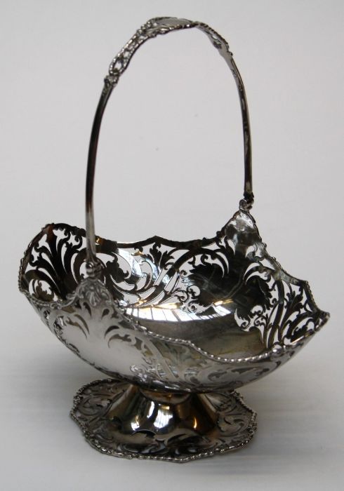 A George III style silver swing handled cake basket, London 1925, w21cm 13oz - Image 2 of 2