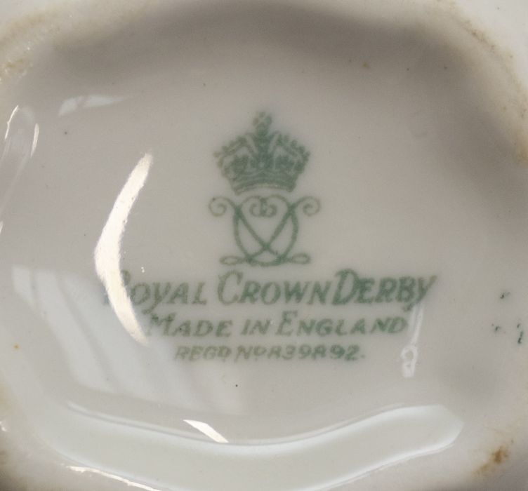 A quantity of Royal Crown Derby Olde Avesbury, posies and a plain white Royal Crown Derby tea - Image 6 of 7