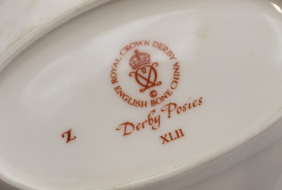 A quantity of Royal Crown Derby Olde Avesbury, posies and a plain white Royal Crown Derby tea - Image 4 of 7