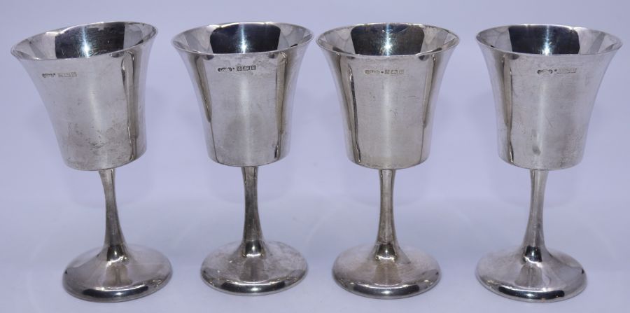 A set  of four silver goblets, weight: 380g (4)