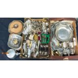 A collection of silver plated wares including flat wares, loose and boxed examples, Kings pattern