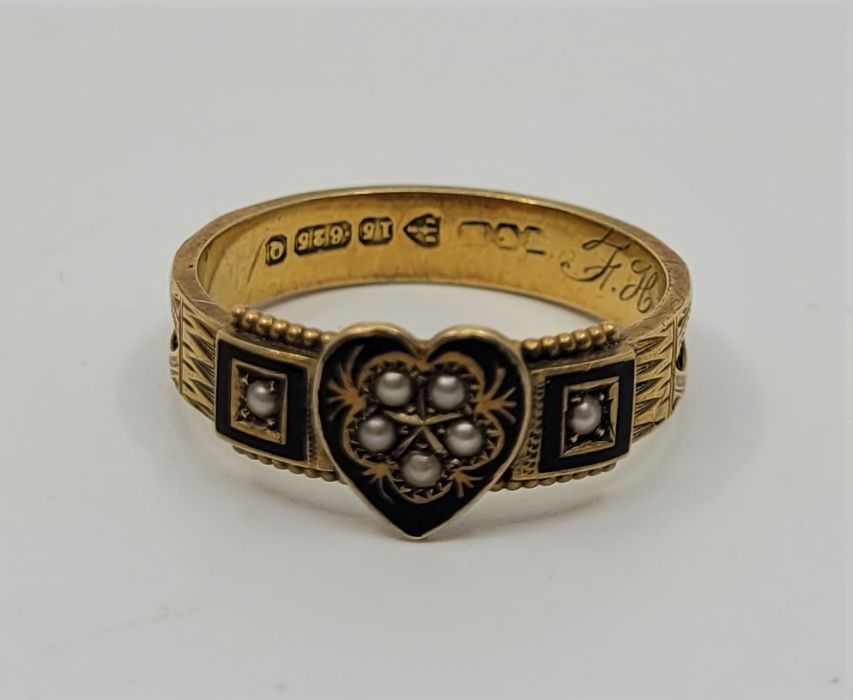 A Victorian 15ct. yellow gold, black enamel and pearl set memorial ring, having black cloissone - Image 2 of 3