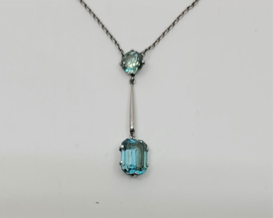 An Art Deco style blue zircon drop pendant necklace together with a pair of drop earrings on - Image 2 of 3