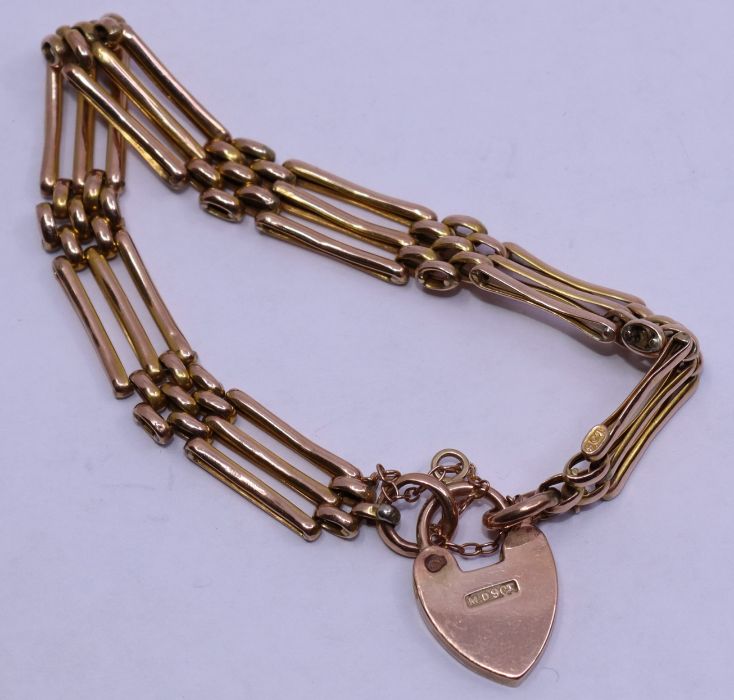 A gold padlock bracelet, weight: 10g - Image 3 of 3