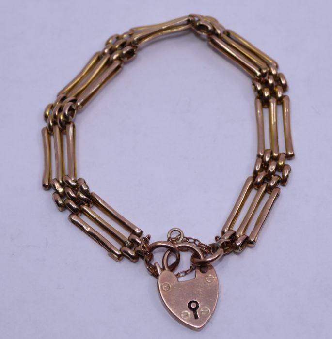 A gold padlock bracelet, weight: 10g - Image 2 of 3