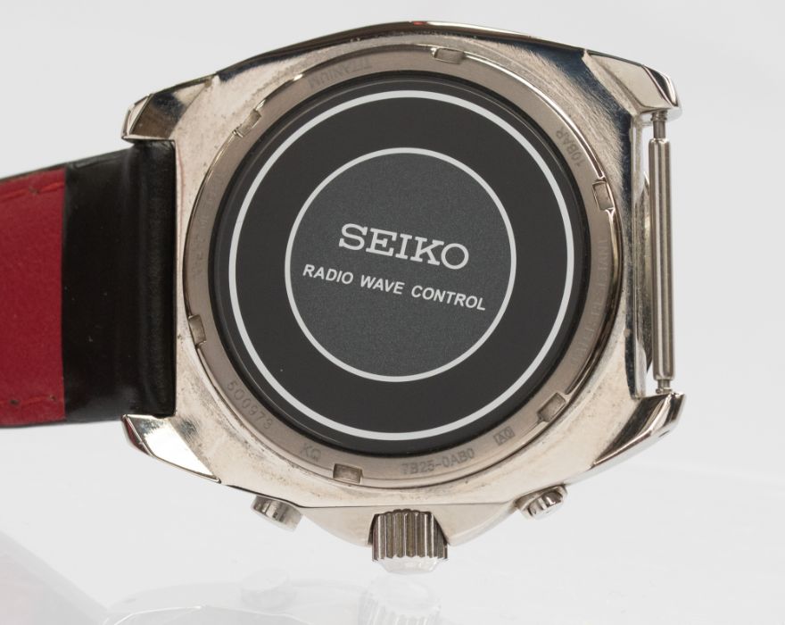 Seiko- a gentleman's Solar radio wave control wristwatch, round black/charcoal dial, with lume baton - Bild 2 aus 3