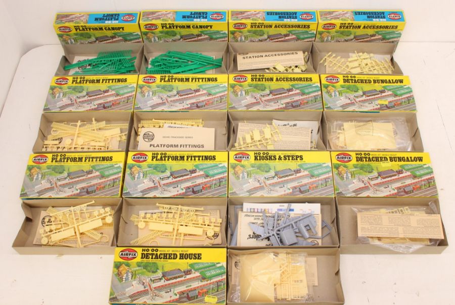 Airfix: A collection of assorted boxed Airfix, OO/HO Model Kits to include: Platform Canopy, Station