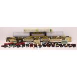 N Gauge: A collection of assorted unboxed N Gauge rolling stock to include: Graham Farish,