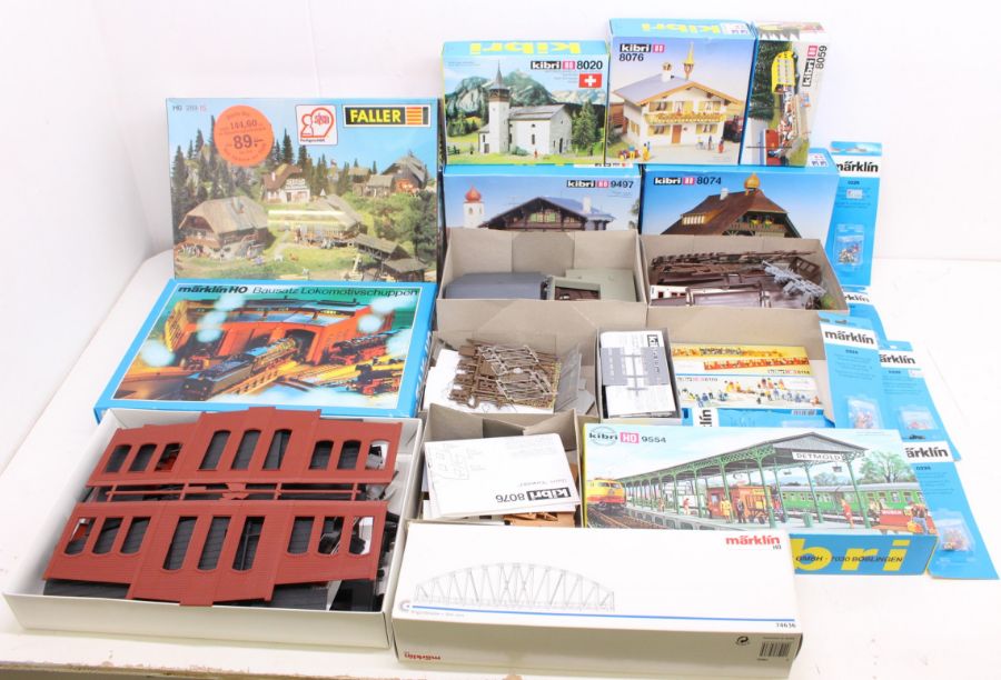 HO Gauge: A collection of assorted boxed HO Gauge building kits to include: sealed Faller 289;