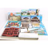 HO Gauge: A collection of assorted boxed HO Gauge building kits to include: sealed Faller 289;