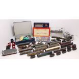 Model Railway: A collection of assorted model railway to include: OO gauge rolling stock and
