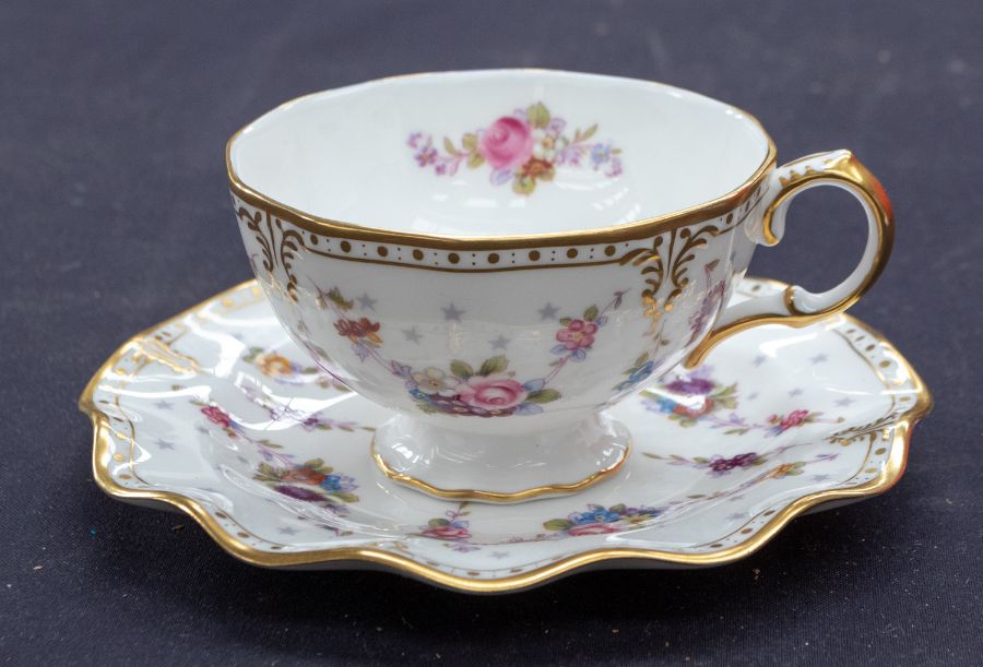 Royal Crown Derby - Royal Antoinette Tea service with cake stand, teapot, cups and saucers (1st - Image 9 of 10