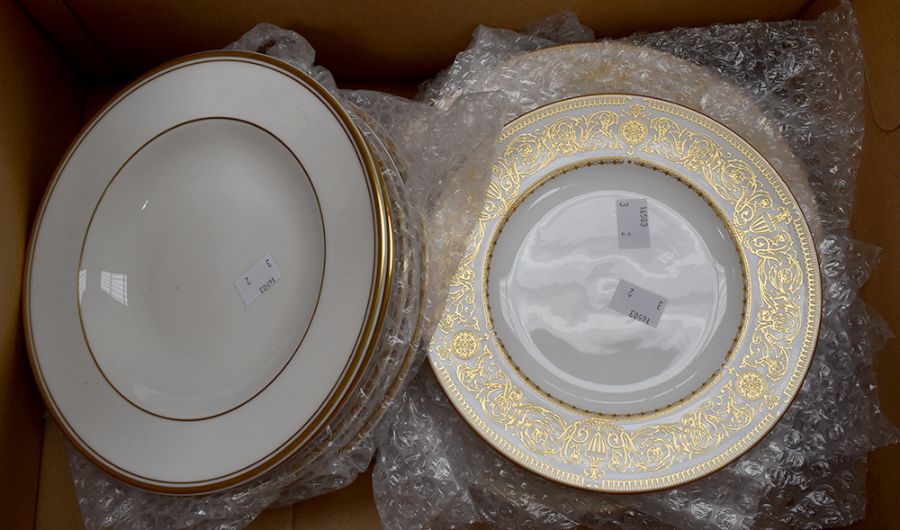 A Royal Worcester "Hyde Park" pattern 7 piece dinner service including: dinner plates, cups,