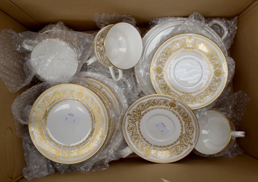 A Royal Worcester "Hyde Park" pattern 7 piece dinner service including: dinner plates, cups, - Image 2 of 2