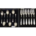 A set of six cased silver Onslow pattern teaspoons, hallmarked by A.J.B., Birmingham, 1909 and a set