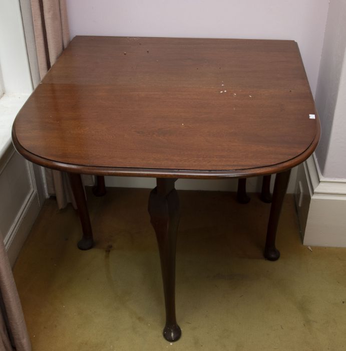 A mahogany drop leaf small dining table in Georgian style, rounded rectangular, on cabriole legs,