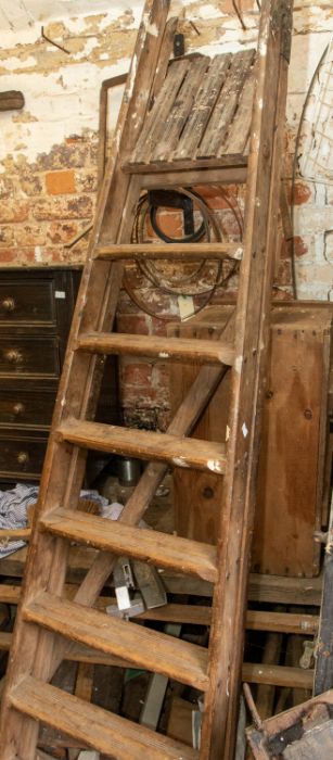 A good wooden step ladders, a tin bath and a small chest of drawers (3) - Image 2 of 3