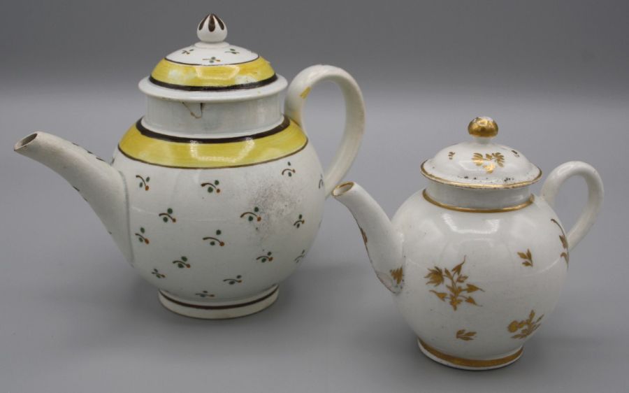 An 18th century Staffordshire creamware miniature teapot, polychrome decorated with floral sprigs - Bild 6 aus 6