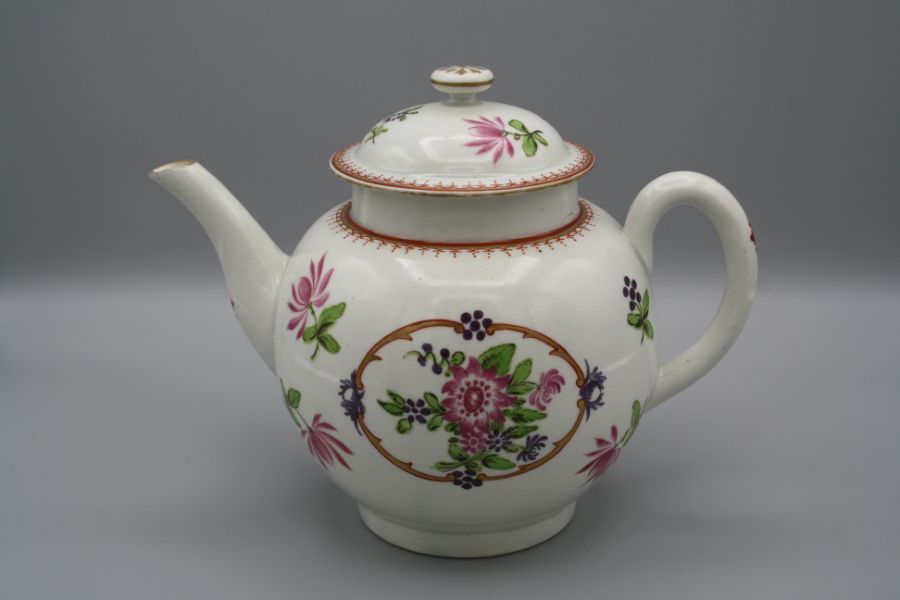 An 18th century Worcester tea pot and cover with knop finial, hand decorated overglaze with