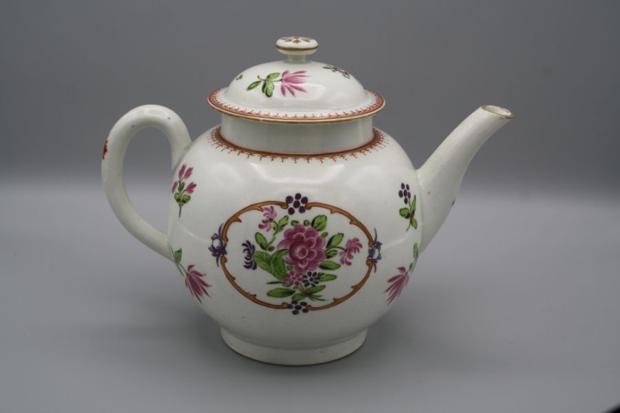 An 18th century Worcester tea pot and cover with knop finial, hand decorated overglaze with - Bild 4 aus 8