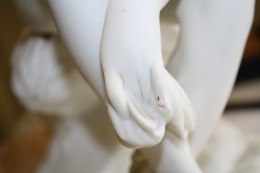 A 19th century English parian figure of a female nude, seated upon a rock, drying with a robe, - Bild 7 aus 12