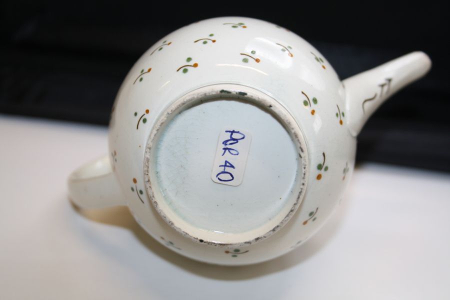 An 18th century Staffordshire creamware miniature teapot, polychrome decorated with floral sprigs - Bild 3 aus 6