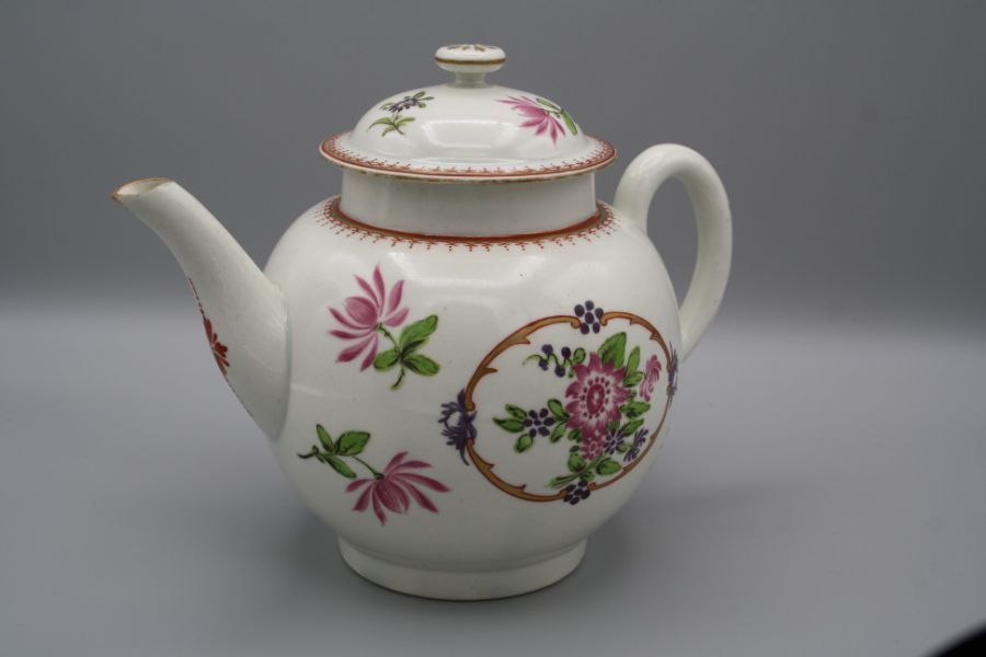 An 18th century Worcester tea pot and cover with knop finial, hand decorated overglaze with - Bild 5 aus 8