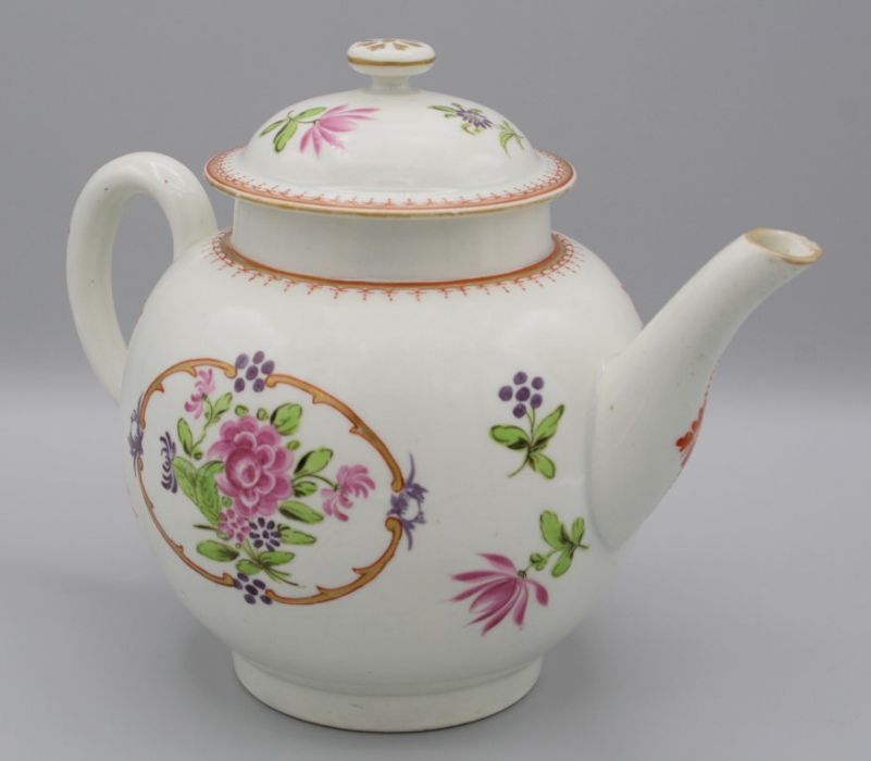 An 18th century Worcester tea pot and cover with knop finial, hand decorated overglaze with - Bild 8 aus 8
