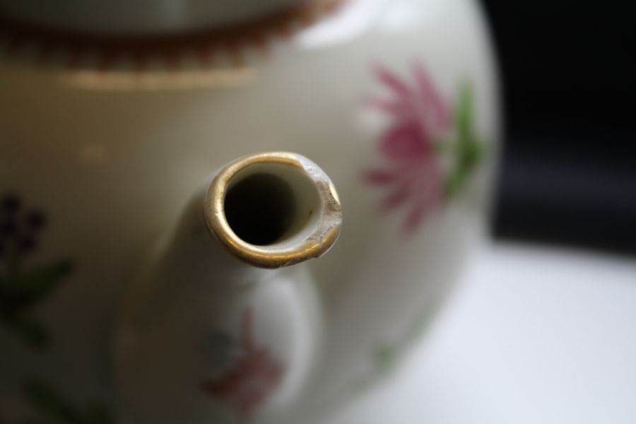 An 18th century Worcester tea pot and cover with knop finial, hand decorated overglaze with - Bild 6 aus 8