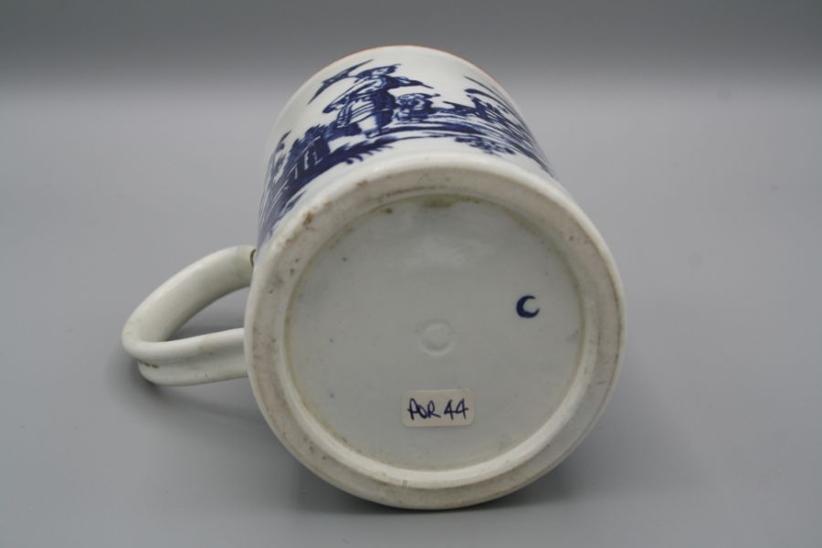 An 18th century Worcester porcelain half pint tankard, decorated underglaze with ' La Peche' and ' - Bild 2 aus 5