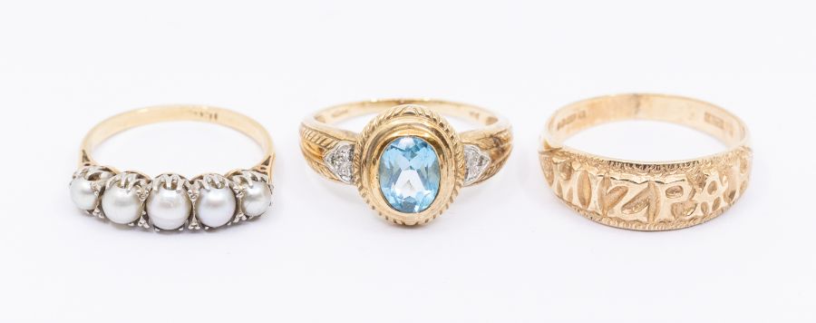 An early 20th century pearl and 18ct gold ring, set with five graduated pearls, size N, total