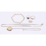 A collection of 9ct gold jewellery to include a heart locket and chain, Celtic bracelet, fine link