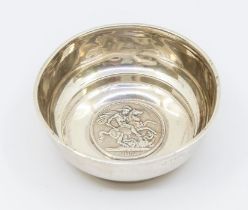 An Edward VII silver small bowl/bon bon dish with coin to base, diameter 9cm, Chester 1903, weight