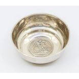 An Edward VII silver small bowl/bon bon dish with coin to base, diameter 9cm, Chester 1903, weight