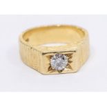 A diamond and 18ct gold dress ring, set with a round brilliant cut diamond approx 0,50ct, clarity