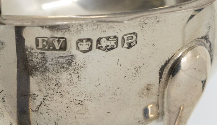 A collection of early 20th Century silver to include: Georgian style sugar bowl with wavy rim on - Image 2 of 2