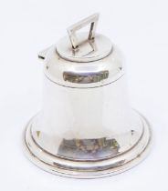 A George V silver bell shaped ink well, hallmarked by A J Zimmermann, Birmingham, 1921, gross weight