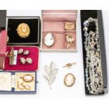 A collection of jewellery to include a Victorian Etruscan style mourning brooch, star set with a