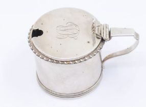 An Edwardian silver circular mustard pot and cover, gadroon border, the hinged cover with shell