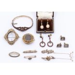 A collection of Victorian and later jewellery to include three 9ct gold Victorian sweetheart