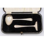 A George VI boxed silver Child's spoon and pusher, by Viner's of Sheffield, 1935, Jubliee mark, 1.37