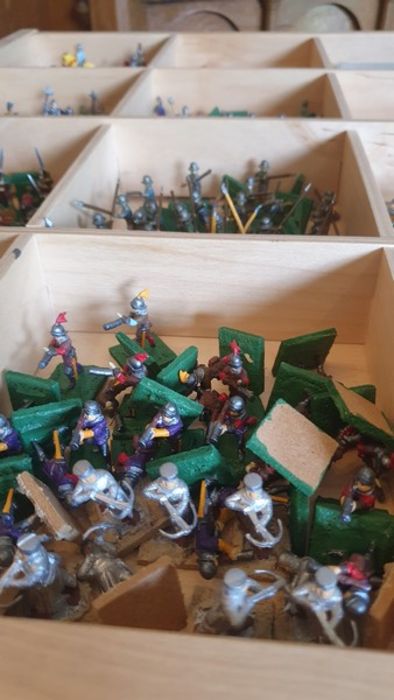 2 trays of Medieval metal and plastic figures
