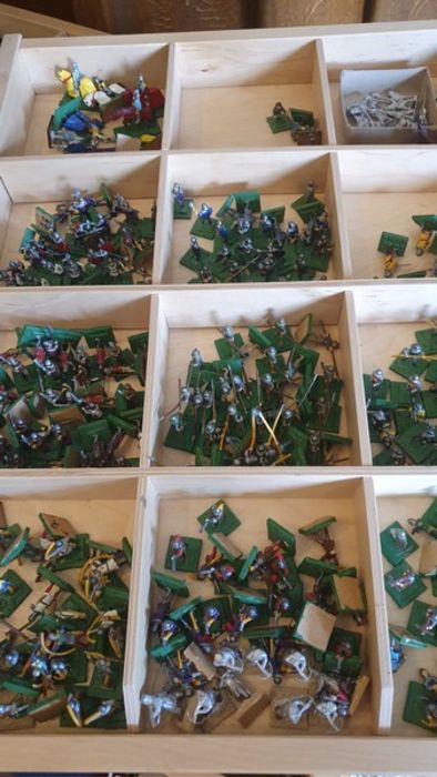 2 trays of Medieval metal and plastic figures - Image 3 of 3